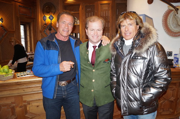Johannes Mitterer mit prominenten Gästen des Kitzhofs: Arnold Schwarzenegger und Hansi Hinterseer.
