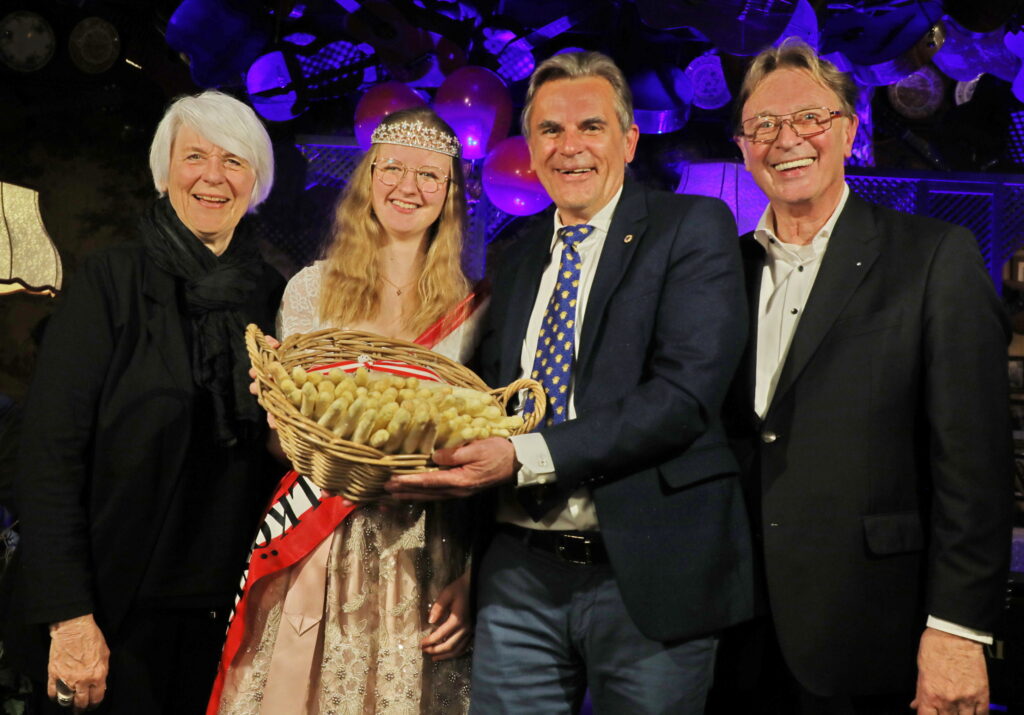Adelsexpertin Lisbeth Bischoff kürt die neue Regentin der Saison: Sophie II. nimmt im Beisein von Gastgebern und Gratulanten ihren Titel entgegen.
