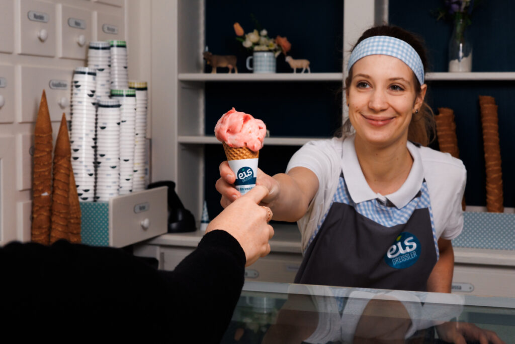 Pünktlich zum Frühlingsbeginn kommt eine neue, limitierte Eissorte auf den Markt: „Schlumberger Rosé-Himbeere“.