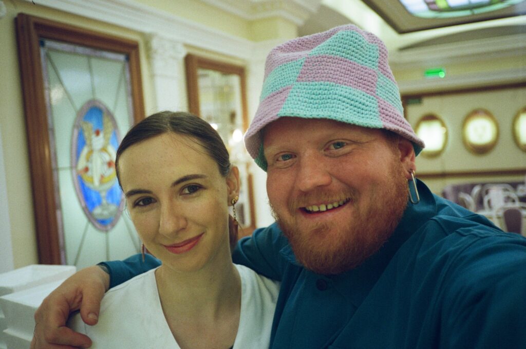 Xenia Tichy, sie führt den Eissalon Tichy schon in dritter Generation, zeigt Lukas Mraz den Familienbetrieb.