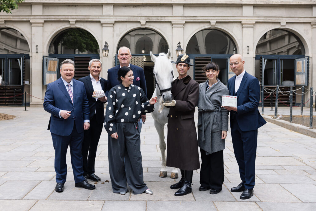 Bürgermeister Michael Ludwig, Alfred Hudler, Berndt Querfeld und Dompfarrer Toni Faber mit Lipizzaner Siglavy Batosta und dem Team der Spanischen Hofreitschule