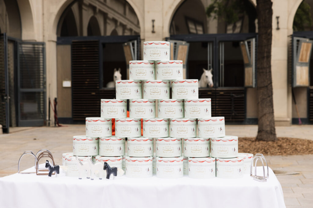 Limitierte Guglhupf-Edition als süßes Symbol für Wiener Kaffeehauskultur und klassische Reitkunst.