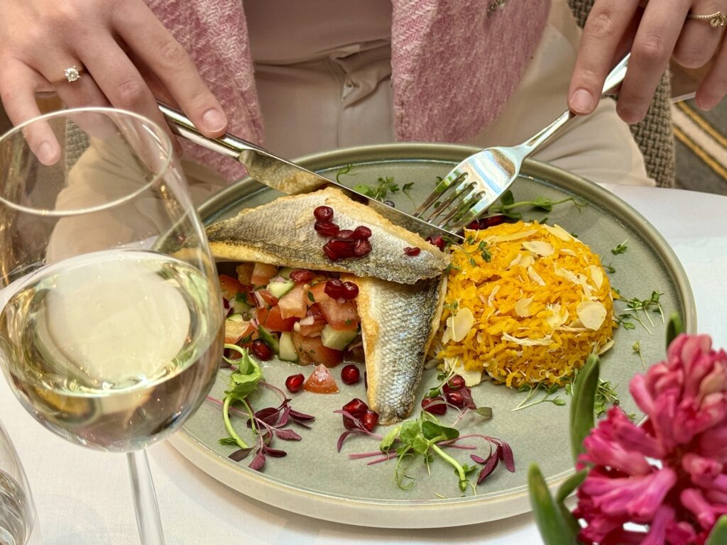 Gegrillte Wolfsbarschfilets auf arabischem Reis